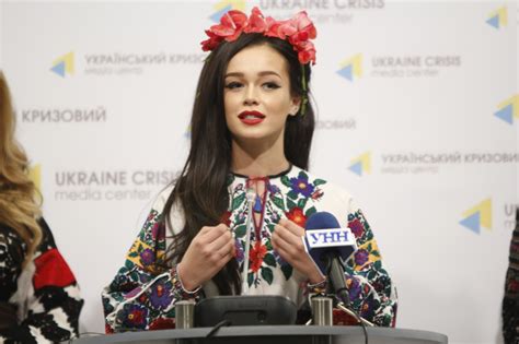 Знаменитости Украины продемонстрировали старинные вышиванки (фото ...