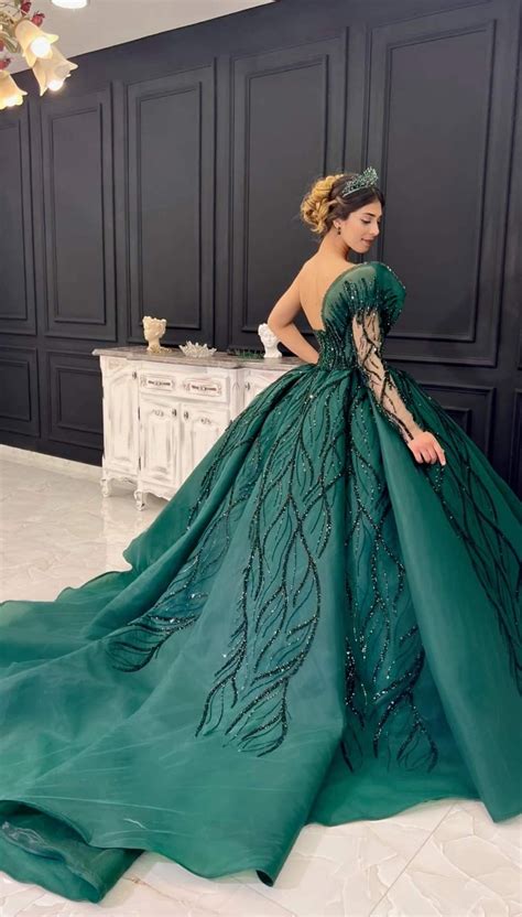 Pin by Isabel Draiman on XV Verde | Ball gown dresses, Green ball gown ...