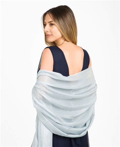 Learn How to Wear a Scarf in 5 Stylish Ways