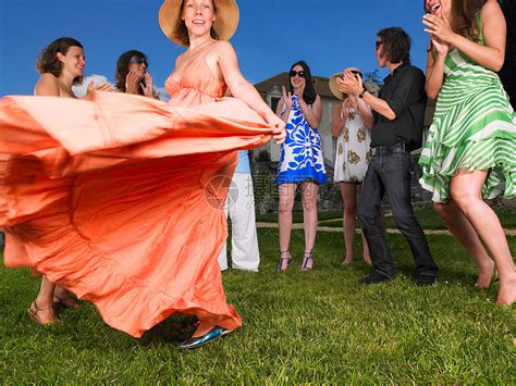 一群人在草地上跳舞高清图片下载-正版图片501516859-摄图网