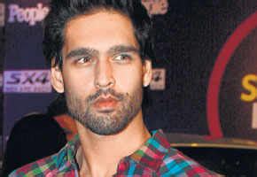 Jr Mallya spotted wearing a belt saying 'Open all hours'! - Video | The ...