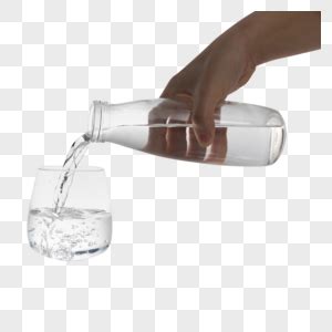 你知道如何快速倒干瓶中水吗？很简单，倒水前先做个这动作