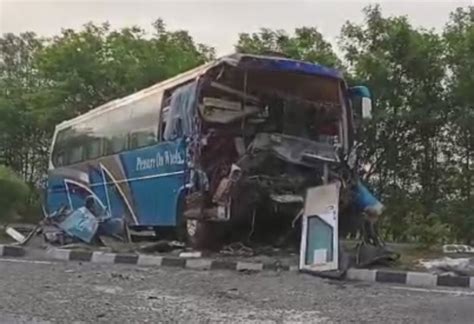 DRIVER KILLED, TEN INJURED AFTER BUS RAMS INTO HYVA - Finger Print News