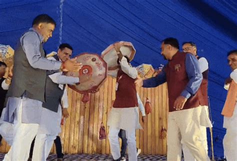 Video: चूरू महोत्सव में चंग की थाप पर थिरके राजेंद्र राठौड़, वीडियो देख ...