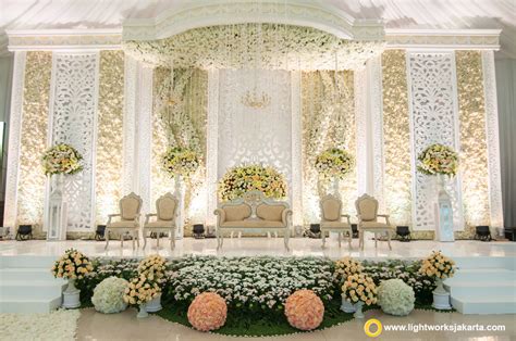 White Wedding Stage | Wedding stage design, Wedding stage decorations ...