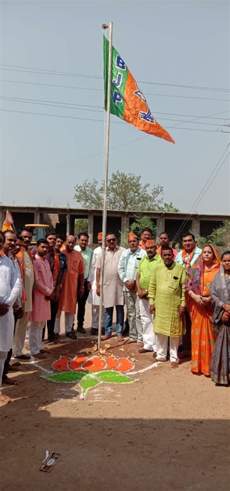 भाजपाइयों ने ध्वजारोहण कर वंदेमातरम गीत गाकर शोभायात्रा निकाली - BJP ...