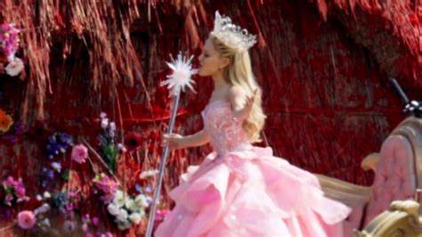 Watch Ariana Grande Sing As She Transforms Into Glinda On 'Wicked' Set ...