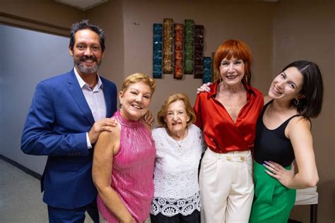 Sus colegas la aplauden - Fundación Nacional para la Cultura Popular