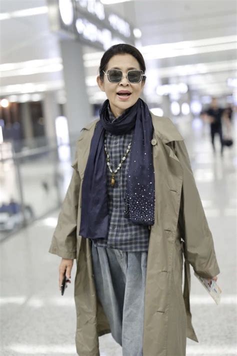 60岁倪萍瘦身后现身机场造型超飒 风衣搭阔腿裤走路带风
