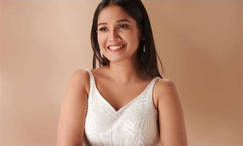 இத்தனை அழகும் இங்கிருந்துதான் வந்ததா..? நடிகை அனிகாவின் அம்மாவை ...