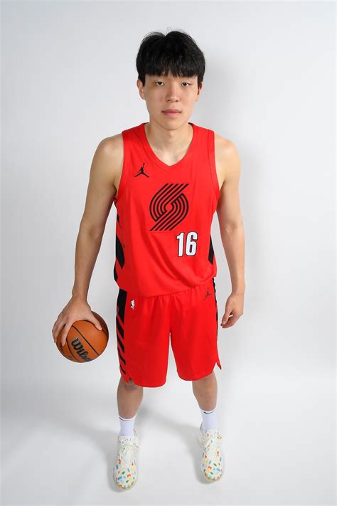 PHOTOS » Yang Hansen Rookie Photo Shoot | Portland Trail Blazers