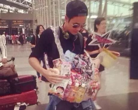 邓伦收到什么礼物最新素材