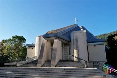 Badnji dan u Mostaru: U podne ispred katedrale čestitanje uz folklor i ...