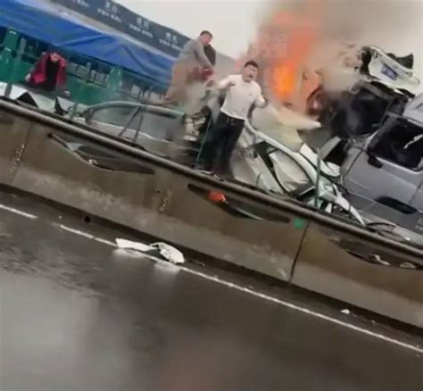 湖南长沙境内许广高速发生多车相撞，造成16死66伤_腾讯新闻