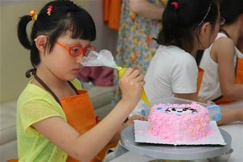 信息工程学院举办庆“三八”妇女节做蛋糕活动-信息工程学院