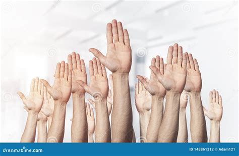 Voting Hands 的图像结果