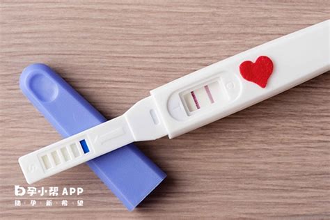 已怀孕宝妈分享早孕验孕棒两条杠图片，真实实拍附图解析 - 久久助孕网