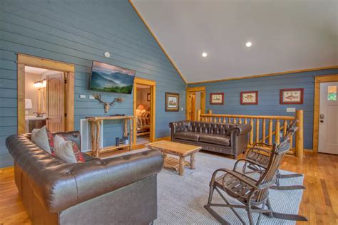 Pigeon Forge Cabin Rental - Black Bear Cinema #4819 - 5 bedroom