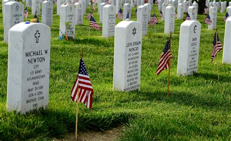 Old Guard Soldiers plant flags at Arlington Cemetery | Article | The ...