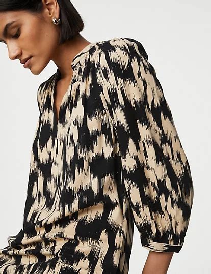 Printed V-Neck Knee Length Shift Dress