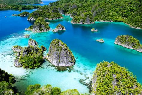 wisata alam raja ampat berada di