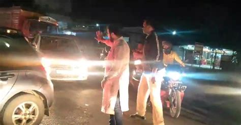 WATCH: Stuck In Traffic Jam, MP Dr Amol Kolhe Joins Cops In Easing ...