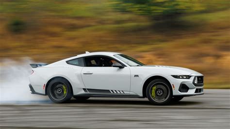 Ford présente la nouvelle Mustang RTR 2026, un mélange d’EcoBoost et de Dark Horse