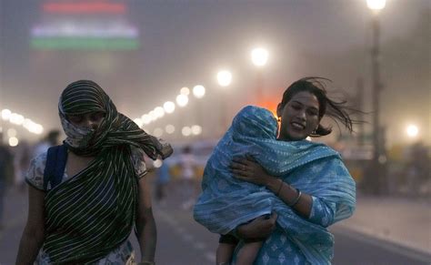 दिल्ली में अचानक चलने लगा भयानक अंधड़ और इंडिया गेट पर घूमने आए लोगों ...