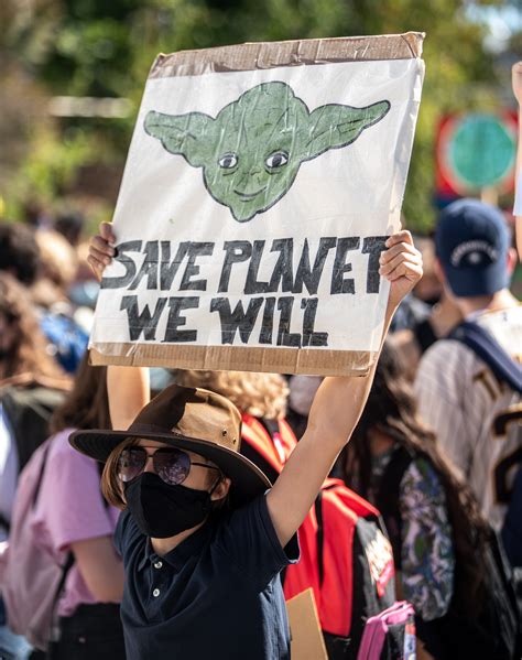 Thousands of high schoolers march through Portland to fight global ...