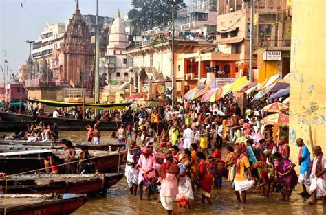 https://files.prokerala.com/news/photos/imgs/1024/devotees-gathered-at-the-ganga-ghats-to-perform-1643486.jpg