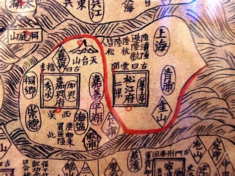 上海、松江府和嘉兴府被标示在大岛中，凸显吴淞江水道的形象/《皇明分朝舆图古今人物事迹》1643 佚名