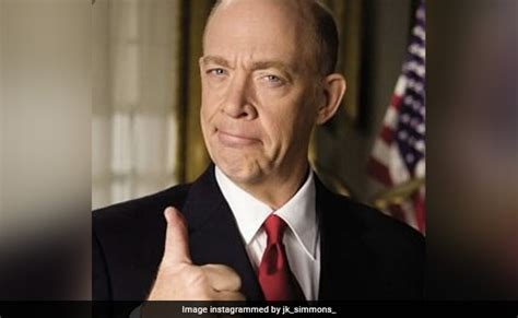 इस एक्टर का माता-पिता को लेकर मंच पर झलका अपार प्रेम, देखा यह VIDEO तो ...