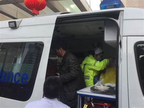 救护车进小区救人，不料车轮被锁，保安：进小区的车都归我管！_腾讯新闻