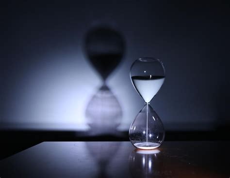 Glass-Free Fall Table 的图像结果