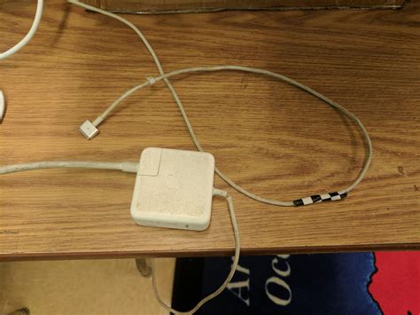 My macbook wont charge.... : r/techsupportgore