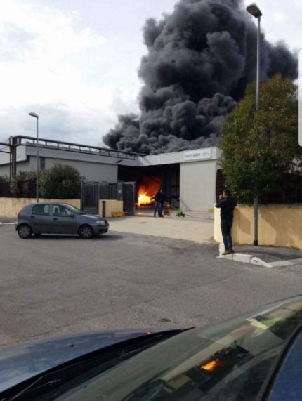 Pavona, fuoco distrugge un capannone: intossicati alcuni  