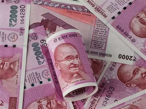 Rupee falls 14 paise to 81.81 against US dollar | Business Insider India