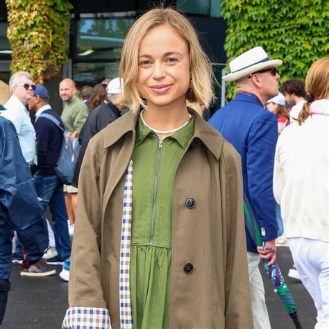 El cómodo look con alpargatas blancas de Amelia Windsor para llevar de ...