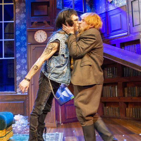 Näytelmä joka menee pieleen - Helsingin Kaupunginteatteri