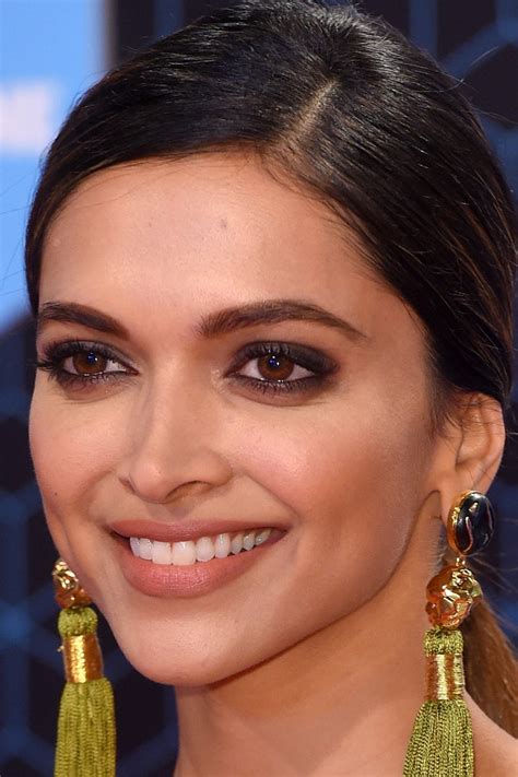 10 easy steps to Deepika Padukone’s fierce MTV EMAs beauty look | Vogue ...