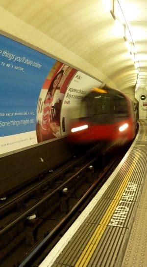 White Colour Local Train 的图像结果