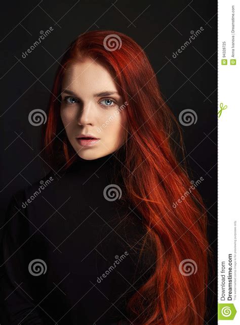 有长的头发的性感的美丽的红头发人女孩 在黑背景的完善的妇女画象 华美的头发和深眼睛自然秀丽 库存图片 - 图片 包括有 华美的头发和深眼睛自然 ...