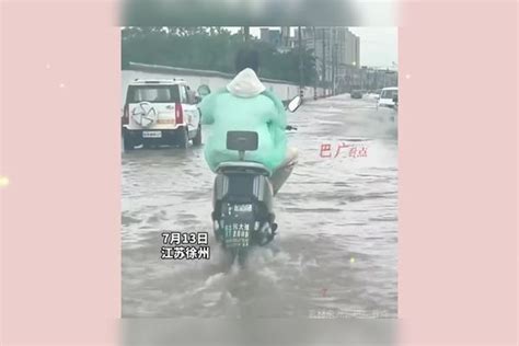 真是该骂！外卖小哥雨天清理下水道口，被路过轿车溅一身水！_道口_雨天_下水