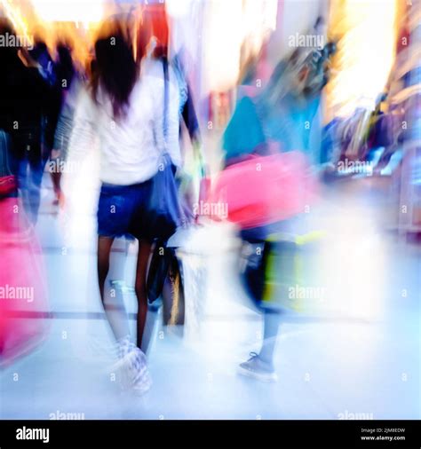 Crowd of Business People 的图像结果