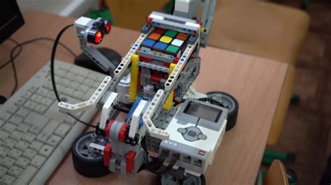 How to Make a Mini LEGO Cube Bot Tutorial 的图像结果