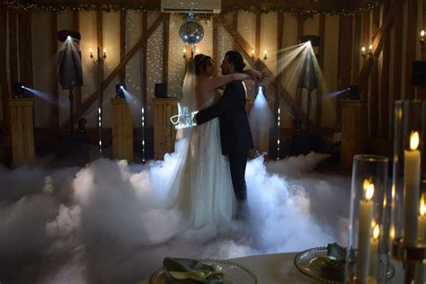 What time is the first dance at a wedding | Beachweddingtips.com