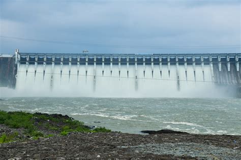 Gujarat CM worships Narmada waters as Sardar Sarovar Dam reaches its full capacity | DeshGujarat
