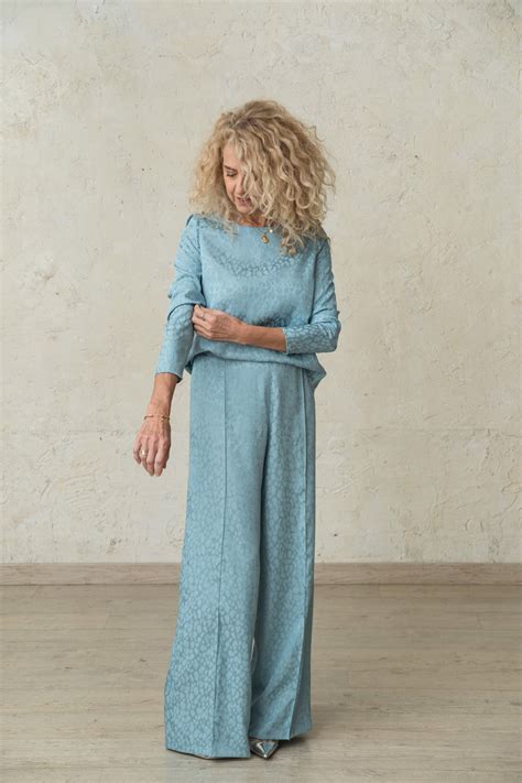 Cómo vestirse para un bautizo en 2024: padres, madres e invitados