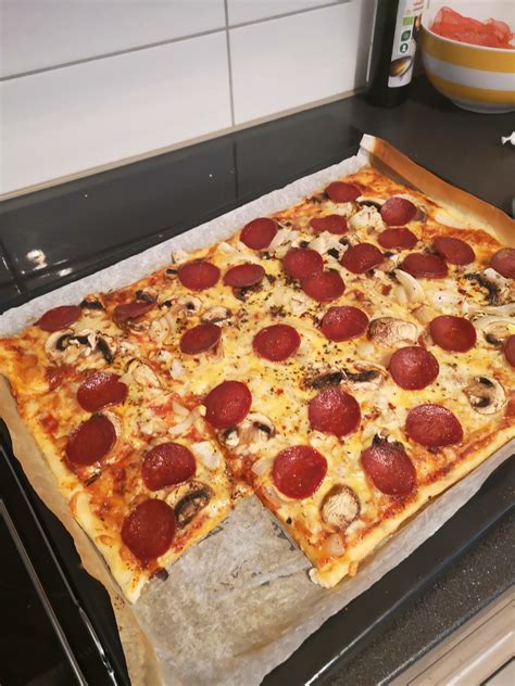 Delicious Friday pizza, one slice 166 kcal! : r/1500isplenty