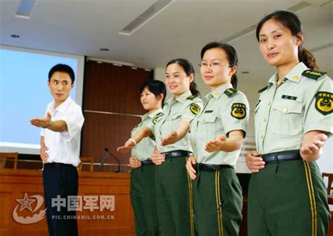 组图：边检武警学习涉外礼仪展示国门卫士形象_新浪军事_新浪网